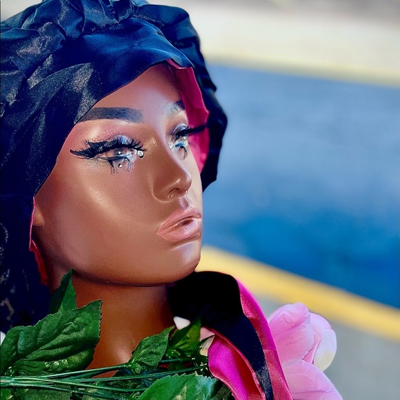 The Deluxe Bonnet - Picture 2 of 5